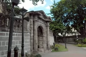 The main entrance of the Paco Park cemetery.
