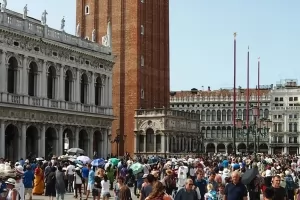 Crowd in Piazza San Marco thumbnail